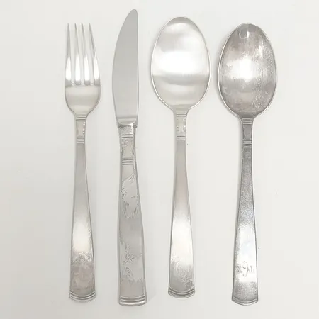 Bestick, modell: Rosenholm, 2 Bordsskedar, längd: 182mm, 1 Bordsgaffel, längd: 180mm, 1 Bordskniv, längd: 199mm, knivblad i rostfritt stål, GAB, en sked har monogramgravyr, missfärgade, silver, 830/1000 Vikt: 188 g