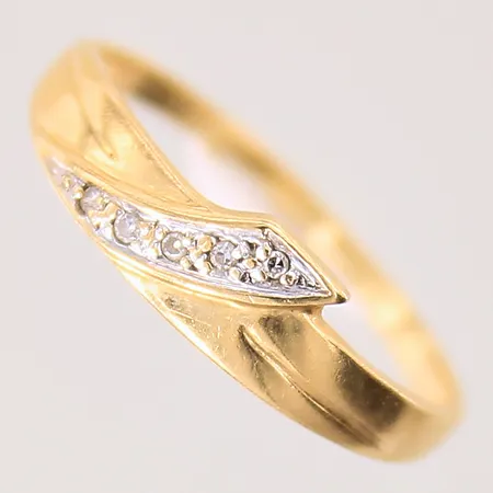 Ring med 8/8-slipade diamanter 5 x ca 0,005ct, stl: 17½, bredd: 1,2-5,1mm, GFAB, 18K  Vikt: 1,3 g