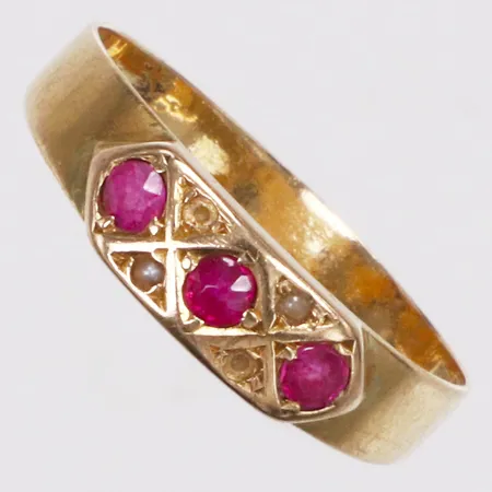 Ring, röda stenar, troligen rubin, pärlor stl 17¼, bredd2,3-4mm, Thomassons Guld-& Juvelfirma Erik, år 1943, skev, pärlor saknas, 18K Vikt: 1,5 g