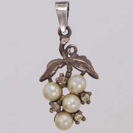 Hänge med imitationspärlor och vita stenar, längd 27,8mm, bredd 12,8mm, silver 830/1000 Vikt: 1,6 g