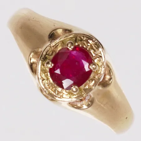 Ring, röd sten, troligen rubin, stl 17¼, bredd 3,3-9mm, gravyr, Guld & Silversmide Halmstad AB, år 1992, 18K Vikt: 4,5 g