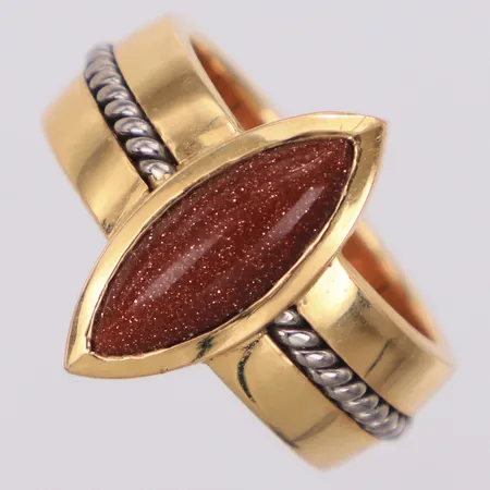 Ring med glittrig orange sten, stl 18, bredd 7,9-18,3mm, tvåfärgad, Ba Konstgjuteri AB, 18K  Vikt: 14,4 g