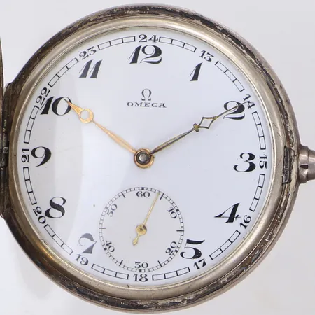 Savonett, Omega, tre boetter i silver 900/1000, 51mm, manuell, boettnr 8345632, liten sekundvisare, plexiglas, går ej, servicebehov, medföljer klockkedja och chatelaine med Sankt Göran och draken i oädel metall