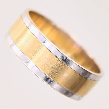 Ring med diamant ca 0,02ct, stl 18¾, bredd 7mm, delvis vitguld, gravyr, 18K  Vikt: 6,2 g