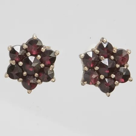 Örhängen med granater, Ø8,5-10mm, förgyllt silver, 830/1000, omaka snurrebussar i oädel metall, bruttovikt 2,1g Vikt: 2,1 g