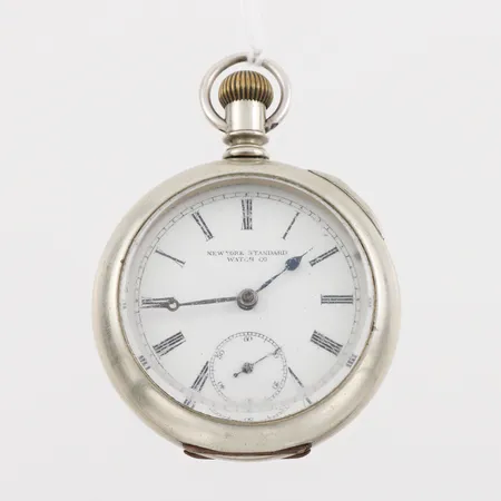 Fickur New York Standard Watch Co, fungerar ej, diameter ca 5.5 cm,små kantskador på urtavlan.