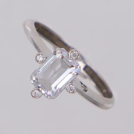 Ring med vita stenar, stl 16, bredd 1,9-9,5mm, vitguld, 14K  Vikt: 1,7 g