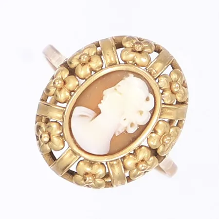 Ring med camé inom oval, stl 19¼, bredd 1-20mm, GVH 1951, 18K Vikt: 4,4 g