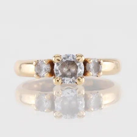 Ring med 3 st vita stenar, storlek 15 ½ mm, bredd 2.8-5.3 mm, GHA, 18k. Vikt: 1,1 g