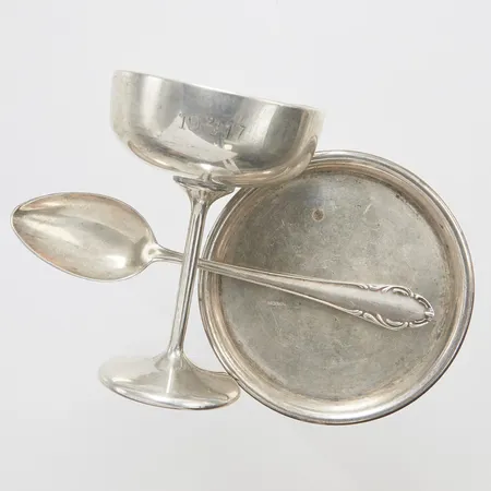 Diverse silver, personliga gravyrer, skadat, repigt, 830/1000 Vikt: 134,3 g