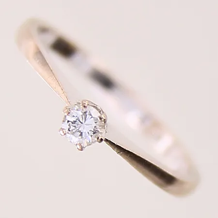 Ring med en briljantslipad diamant 0,13ctv enligt gravyr, stl: 17¾, bredd: 1,8-3,2mm, vitguld, behov av omrodiering, GFAB, 18K  Vikt: 2,2 g