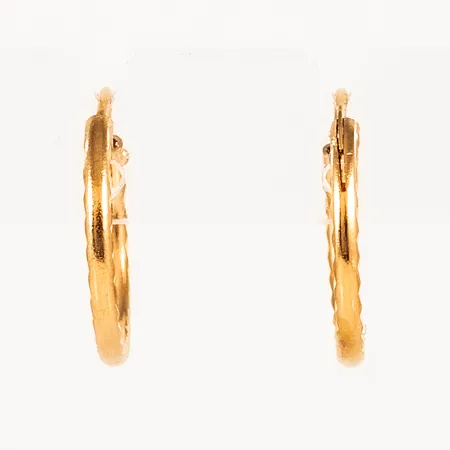 Creoler Ø 16 mm i 21K guld med fasetterat mönster. De är 1,5 mm breda och väger 1,2g.