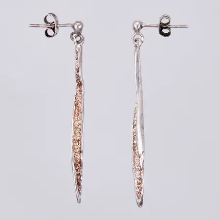 Ett par örhängen, längd ca 4,8cm, bredd ca 3mm, 830/1000 silver  Vikt: 3 g