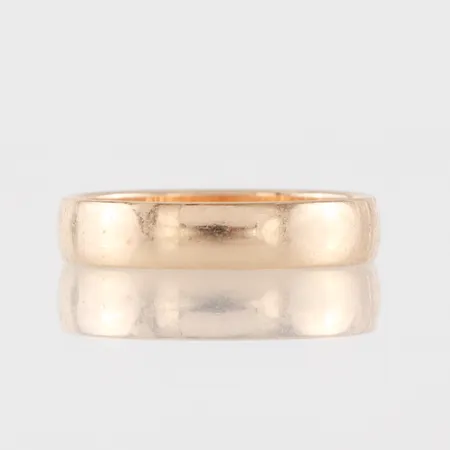 Ring med gravyr, storlek 15 ¼ mm, bredd 3.5 mm, 18k. Vikt: 1,8 g