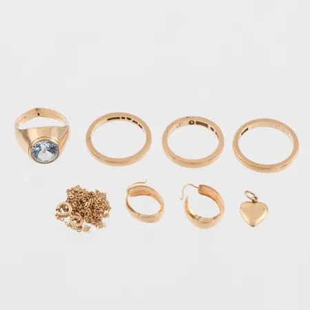 Diverse smycken med gravyrer och slitage, sten, 18k. Vikt: 21,4 g