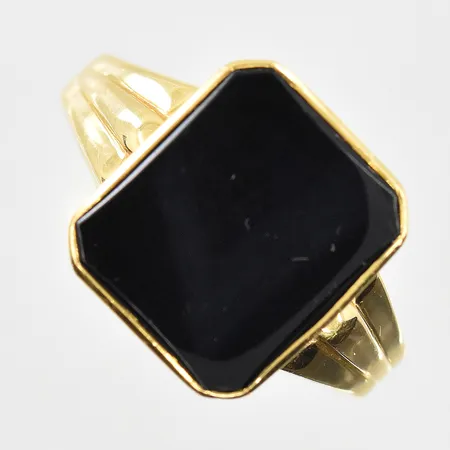 Klackring med Onyxplatta, stl 19½, bredd 3-14 mm, gravyr, 18K. Vikt: 3,9 g