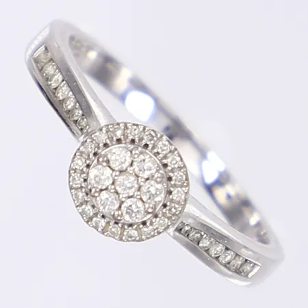 Ring med diamanter totalt ca 0,20ctv, stl 18½, bredd 2-7mm, vitguld 18K Vikt: 4 g