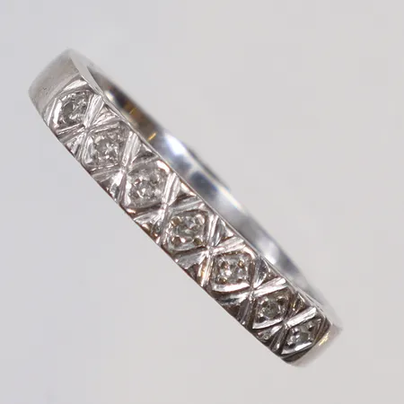 Ring med diamanter totalt ca 7x 0,01ct, stl 16¼, bredd 3mm, vitguld, GHA, 18K Vikt: 3,5 g