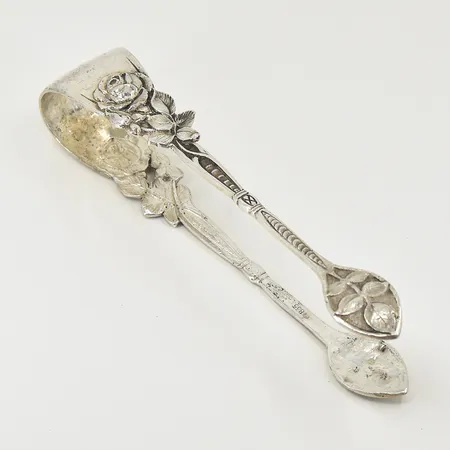 Desserttång, rosdekor, längd ca 13 cm, 835/1000 silver. Vikt: 38,5 g