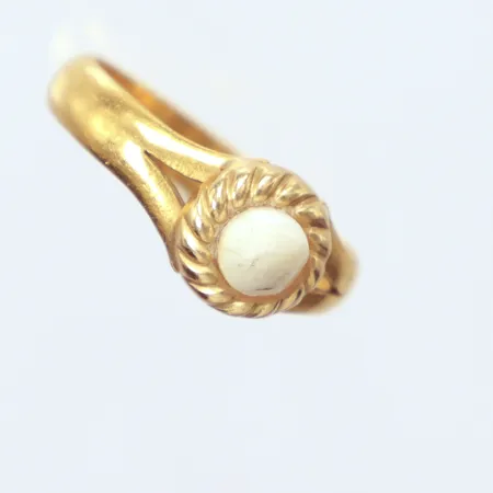 Ring,Ø18½, pärla Ø5,9mm, skadad, skev i skenan, gravyr, 23K Vikt: 6,1 g