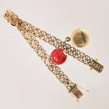 Armband X-länk med stav samt två berlocker, längd: 19,5cm, bredd; 8,2-16,3mm, en berlock med smärre buckla, slitage, 18K  Vikt: 28,6 g