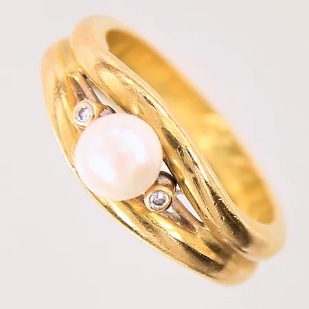 Ring med odlad pärla samt diamanter 2 x ca 0,005ct, stl: 17¼, bredd: 5,4-7,9mm, gravyr, 20K  Vikt: 9,4 g