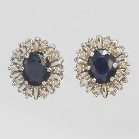 Karmoséörhängen med safirer samt diamanter 20 x ca.0,005ct, 8/8-slipade, 9,7x8,5mm, GHA, vitguld, 18K Vikt: 2,6 g