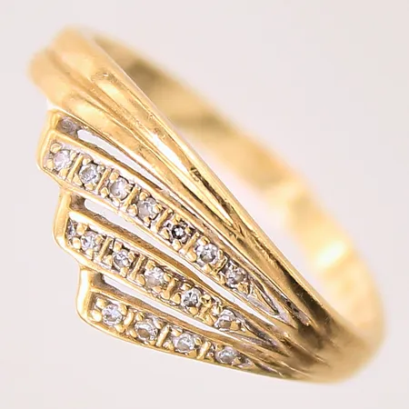 Ring med diamanter ca 16 x 0,005ct, stl 17¾, bredd 2-11mm, 18K  Vikt: 2,6 g