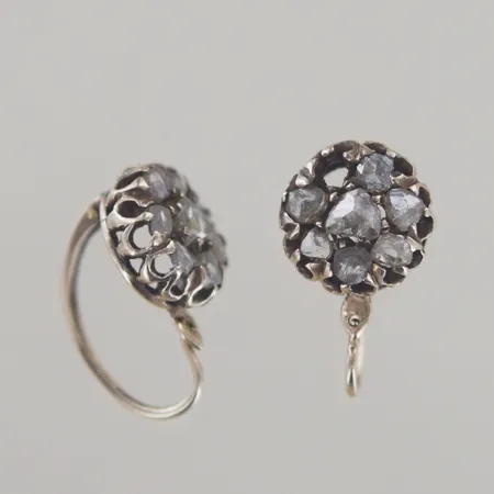 Ett par örhängen med råa diamanter 15x ca 0,10ct, 1 saknas, längd 2 cm, bredd 11,3 mm, 14K  Vikt: 3,8 g