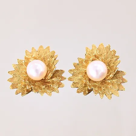 Ett par örhängen blomdekor med odlade pärlor, Ø23,5mm, clips, 18K  Vikt: 18,5 g