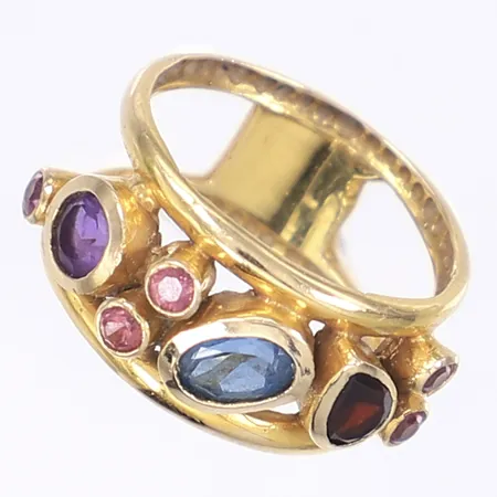 Ring med färgade stenar, genombruten, stl 17, bredd 10mm, repor, 18K Vikt: 3,8 g