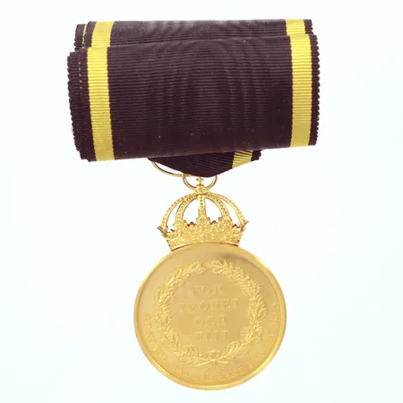 Guldmedalj, Gustav 1V Adolf Sveriges konung, för trohet och flit, Ø41mm,  etui, 23/18k med band, ca nettovikt ca:23k=30gr 18k=6gr  totalt ca: Vikt: 36 g
