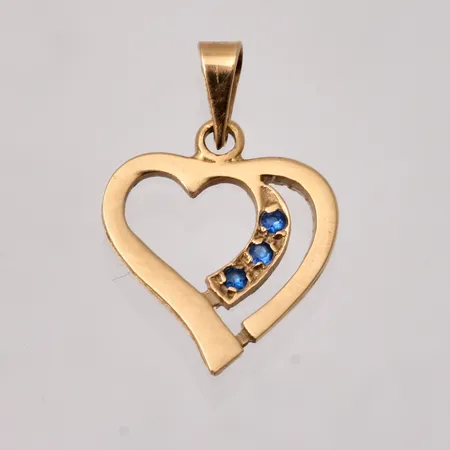 Hänge i 18K guld, Hjärta, mått 12,5x18,3mm, 3st blå stenar, mått Ø1mm, tillverkad av Bengt Hallberg, vikt 0,71g.