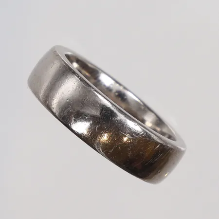 Slät ring, stl 16¾,gravyr, vitguld, 18K  Vikt: 12 g