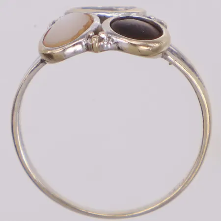 Ring med pärlemor, stl 17¼, bredd 1,3-12,3mm, en sten saknas, vitguld, 18K Vikt: 2 g