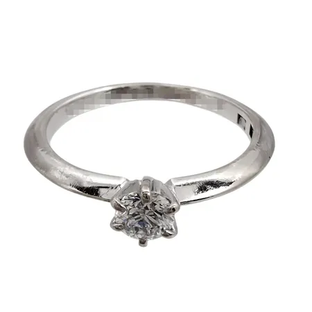 Ring, 18K vitguld, Diamant 0,22ct, Guldsmed Rolf Nilsson (OWN), Kristianstad, Ø16¼ mm, bredd 2 - 4,5 mm, borttag av gravyr ingår Vikt: 2,6 g