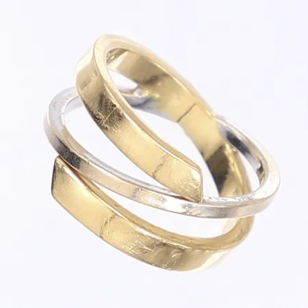 Ring tvåfärgad, stl 16, bredd 3-10mm, något bucklig skena, 18K Vikt: 2,9 g