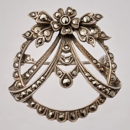 Brosch i silver, mått 30,6x3,4mm, Markasiter, 835/1000, vikt 7,42g.