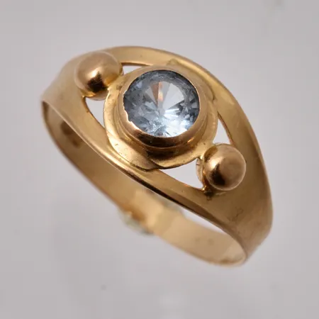 Ring i 18K guld, stl 18, bredd 2,4-10mm, 1st blå sten, mått Ø5,4mm, bruttovikt 2,03g, ca nettovikt 1,7g.