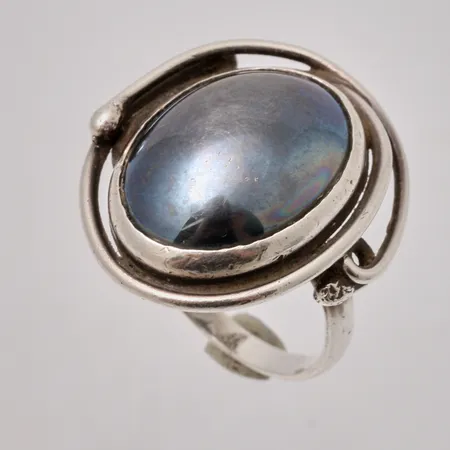 Ring i silver, stl 17, bredd 2,6-25,8mm, 1st Hematit, mått 15x19,5mm, vikt 8,78g.