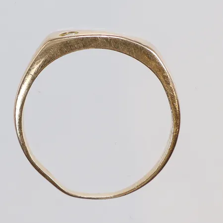 Ring med vit sten, stl 21¼, bredd 2,5-7,5mm, HSG, bucklig skena, 18K  Vikt: 6 g