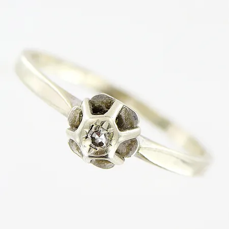 Ring, 8/8-slipad diamant 0,02ct, stl 16½, bredd 1,5-5mm, vitguld, slitage, 18K. Vikt: 1,7 g