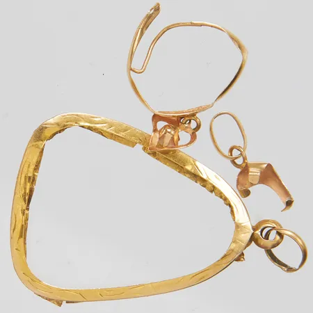 Diverse guld, skadat, vit sten, 18K Vikt: 0,9 g