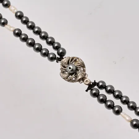 2-radig ärlcollier med silverlås, 42,5cm, Hematitpärlor och vita pärlor, bredd 4,3mm. Vikt: 0 g