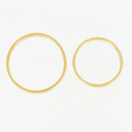 2 ringar, släta, stl 15½/19, gravyr, 18K Vikt: 5,7 g