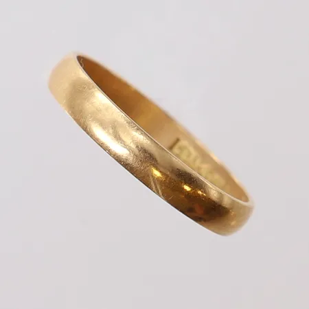 Ring, slät, stl: 16¼, bredd 3mm, gravyr, 18K.  Vikt: 1,7 g