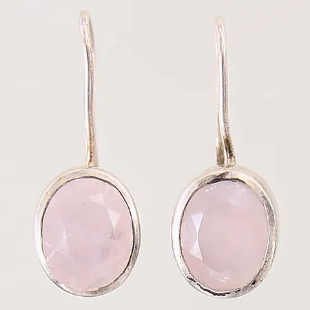 Ett par örhängen med ljusrosa stenar, troligen rosenkvarts, Ø10mm, skeva stift, silver 950/1000 Vikt: 4,2 g