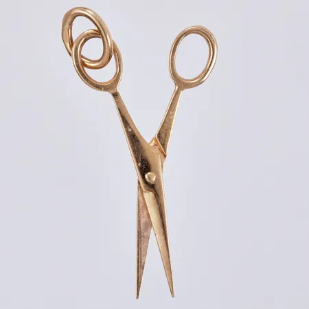 Hänge sax, längd ca 37mm, bredd ca 1-15mm, GJA 18K Vikt: 2,2 g