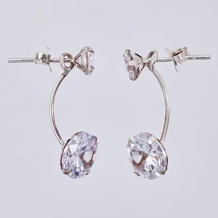 Ett par örhängen med vita stenar, den längre delen går att ta bort, längd: ca 2cm, bredd: ca 1-8mm, 925/1000 Silver Vikt: 2,6 g