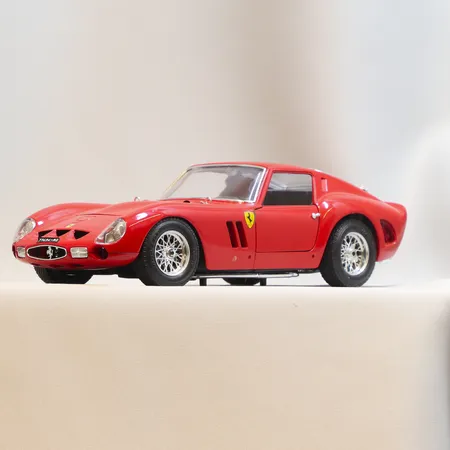 Modellbil Burago, Ferrari GTO (1962), Skala 1:18, längd 25cm, visst slitage, made in Italy, metall samt plast Skickas med paket.